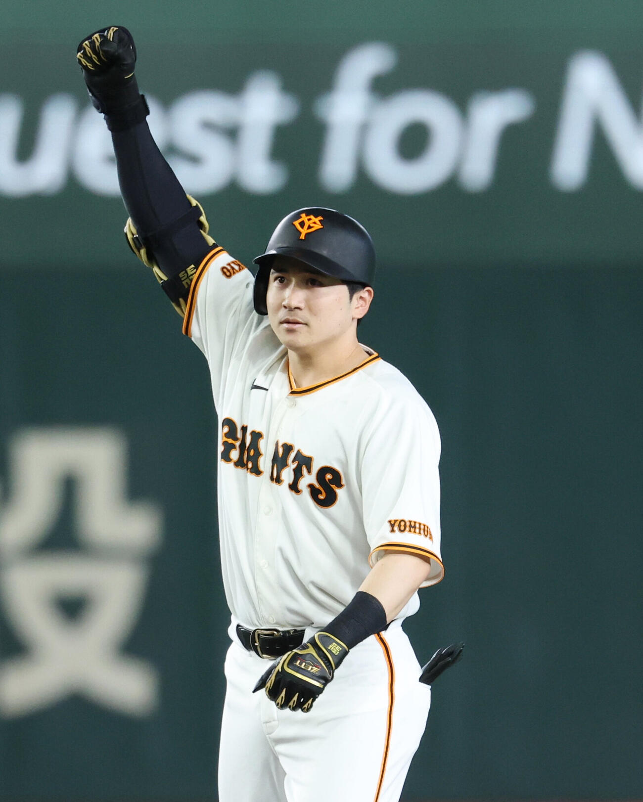 巨人対オリックス　8回裏巨人1死二塁、適時二塁打を放ちガッツポーズをする泉口友汰（撮影・増田悦実）