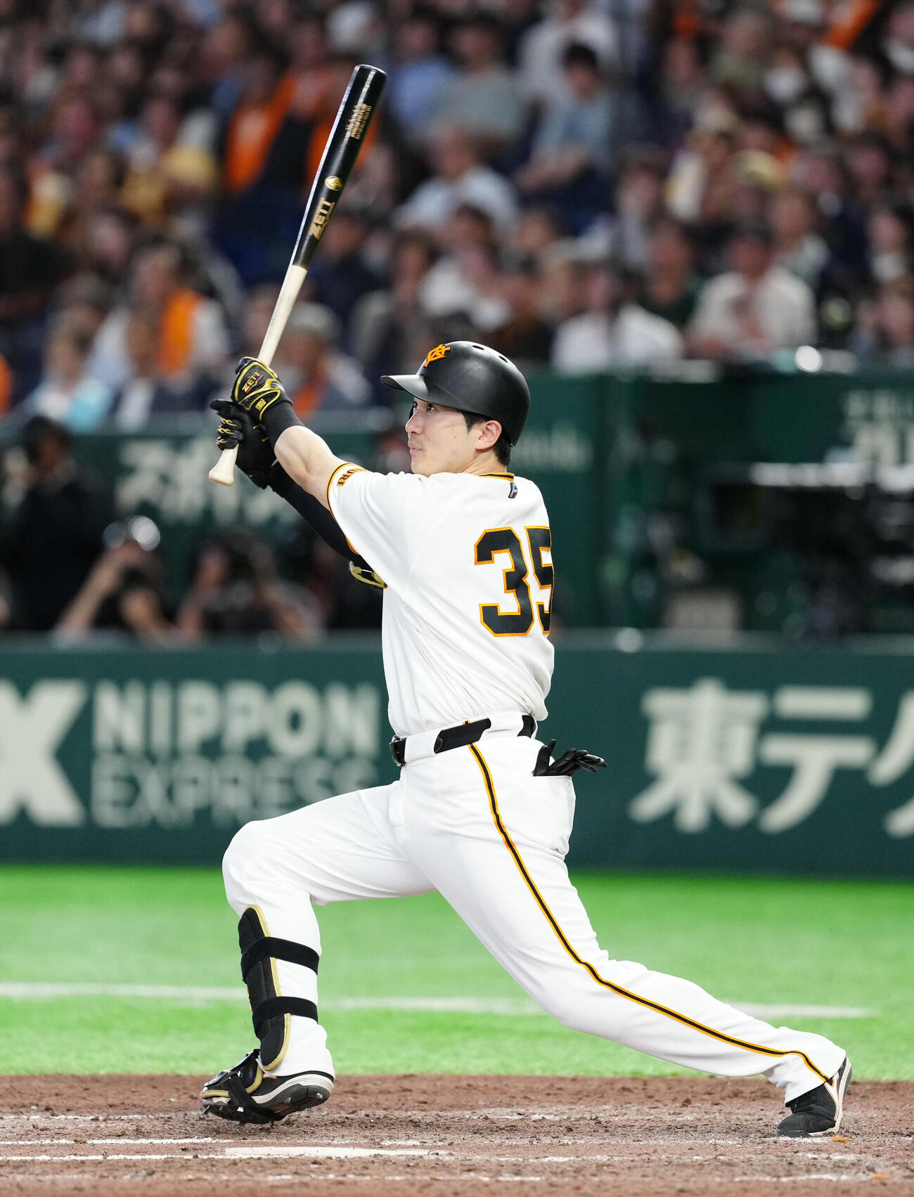 交流戦　巨人対オリックス　8回裏巨人1死二塁、勝ち越しの適時二塁打を放つ泉口友汰（撮影・江口和貴）