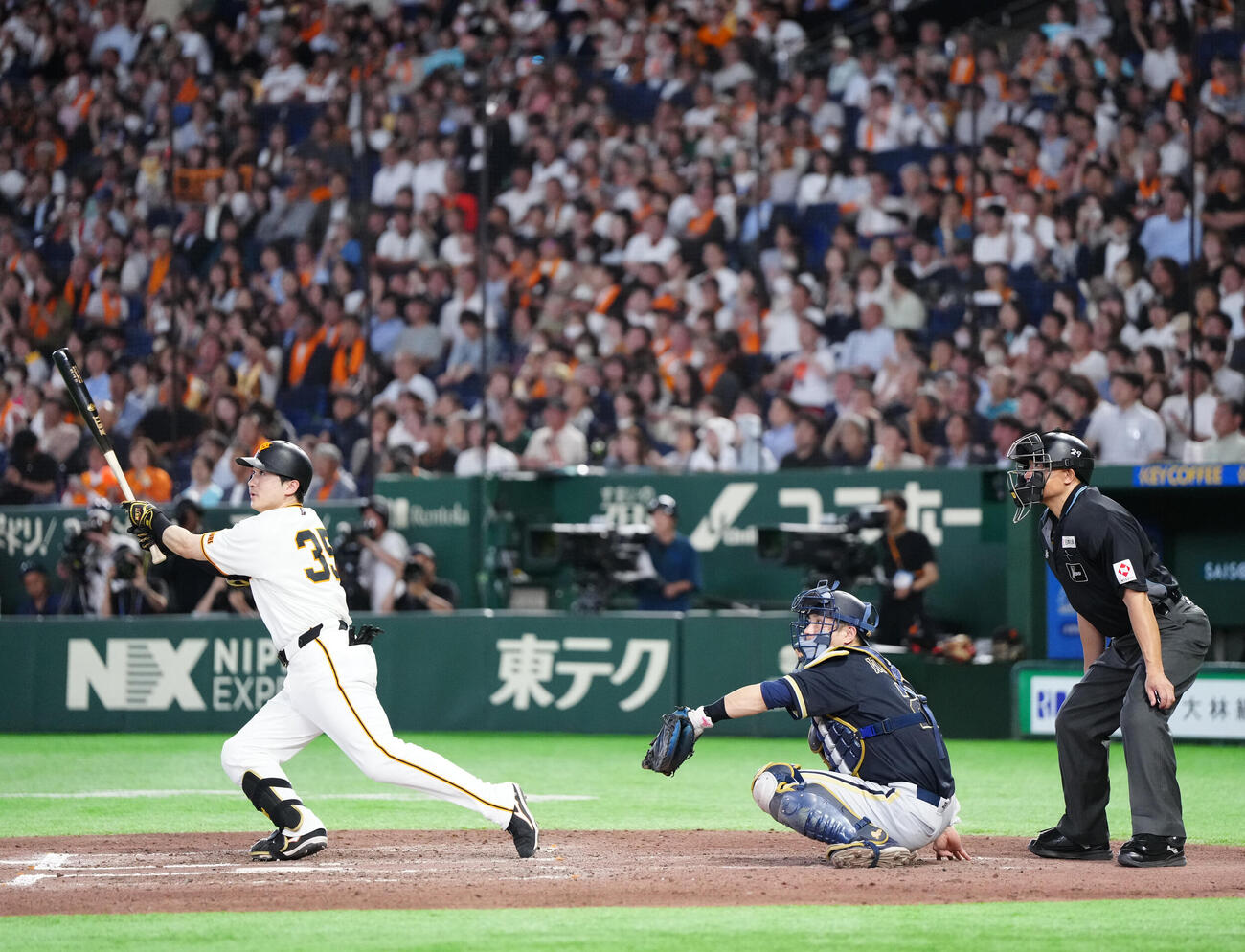 交流戦　巨人対オリックス　8回裏巨人1死二塁、適時二塁打を放つ泉口友汰（撮影・江口和貴）＝2026年6月4日