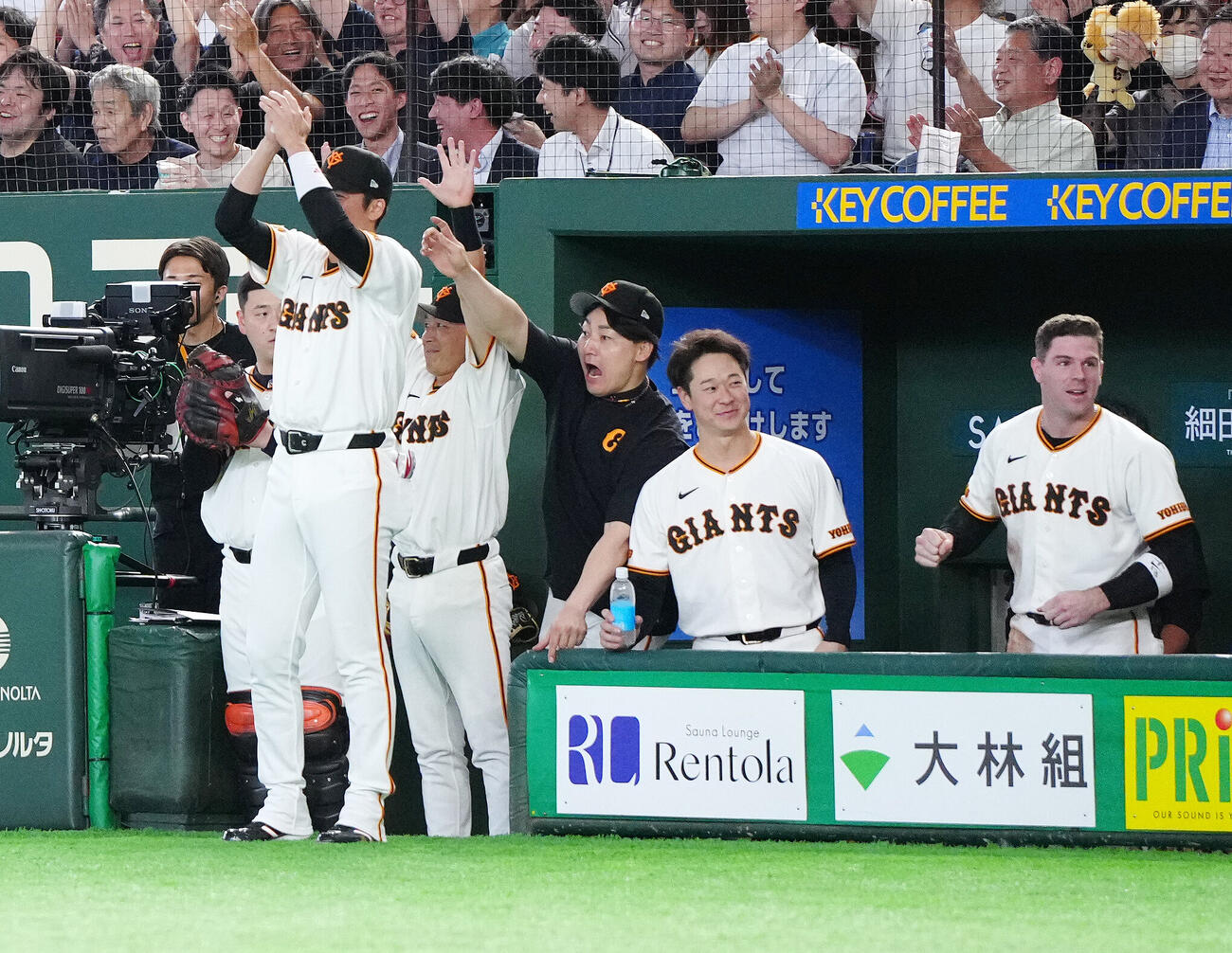 交流戦　巨人対オリックス　8回裏巨人1死二塁、泉口友汰が適時二塁打を放ち、喜ぶ選手たち（撮影・江口和貴）＝2026年6月4日