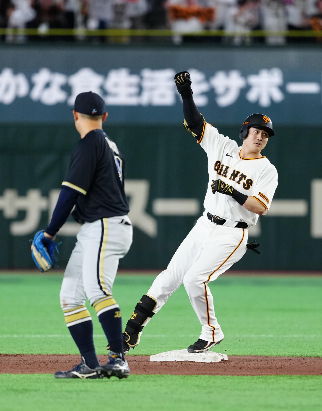 巨人対オリックス　8回裏巨人1死二塁、適時二塁打を放った泉口友汰は塁上でガッツポーズ（撮影・江口和貴）