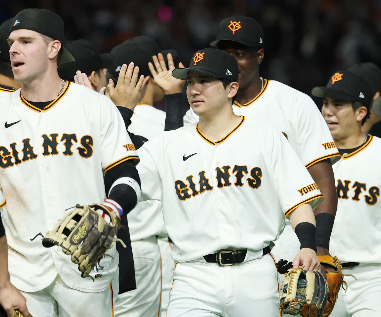 巨人対オリックス　勝利しナインとタッチを交わす泉口友汰（撮影・増田悦実）