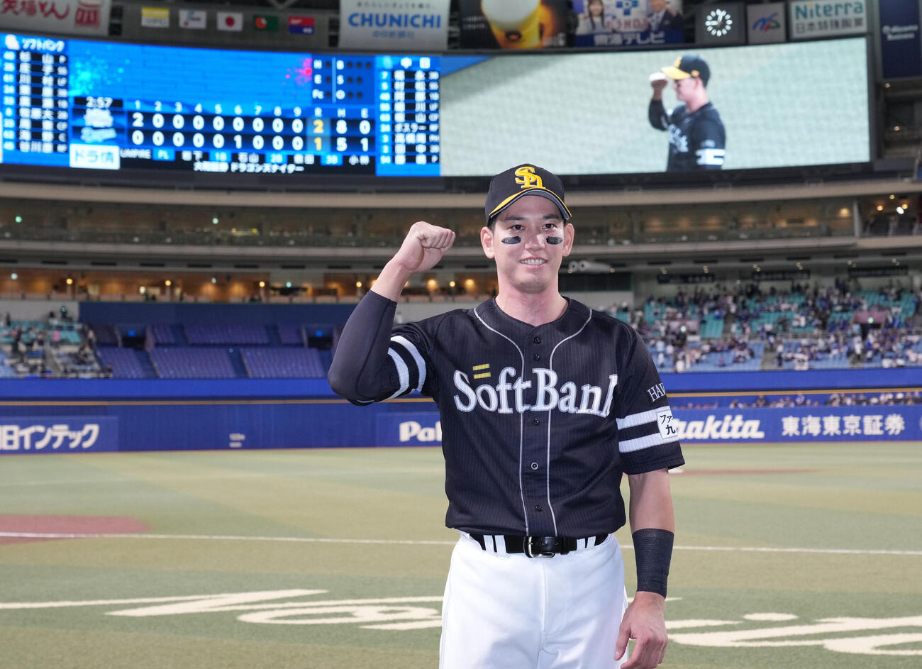 中日対ソフトバンク　ヒーローインタビューを終えポーズを決める栗原陵矢（撮影・森本幸一）