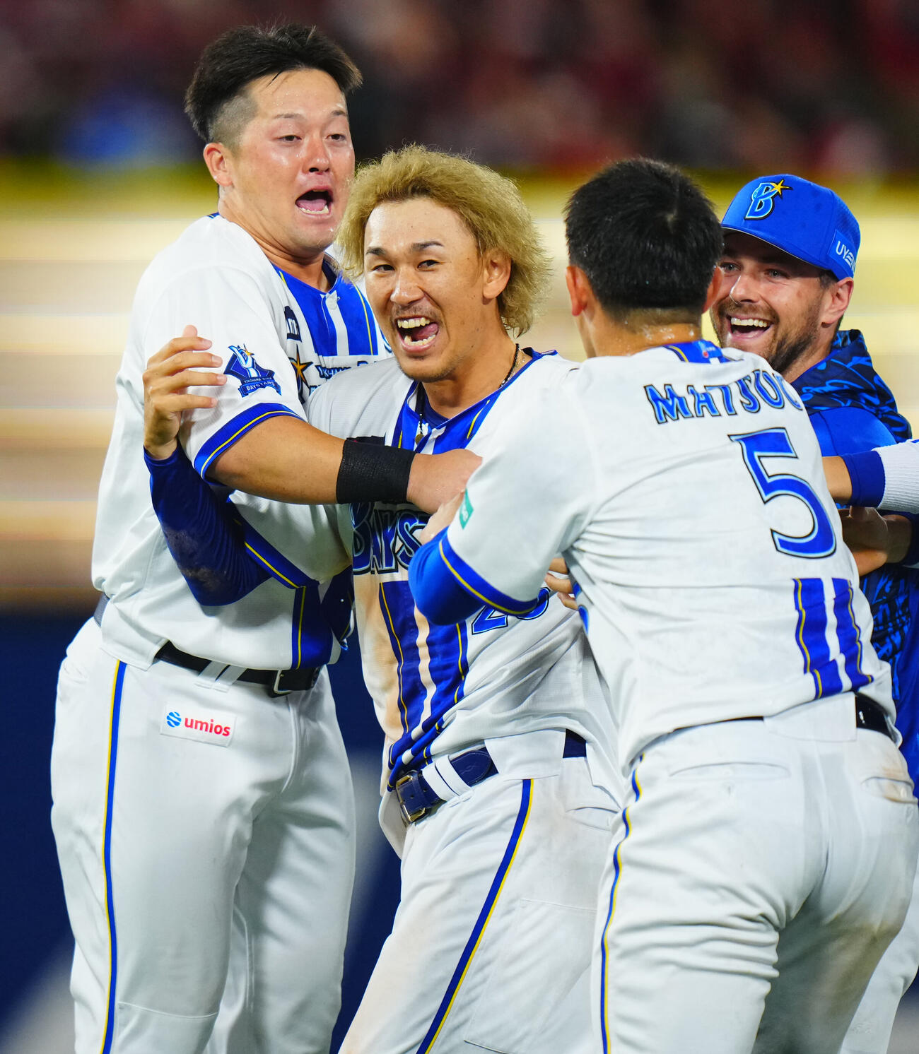 DeNA対楽天　9回裏DeNA2死一、二塁、サヨナラ勝ちで歓喜の三森大貴（中央）、牧秀悟（左）らナイン（撮影・垰建太）