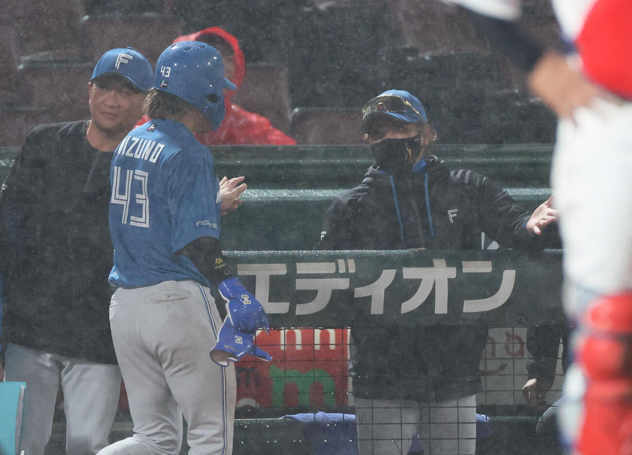 広島対日本ハム　12回表日本ハム2死一、二塁、山県秀の勝ち越しの2点適時二塁打で生還した水野達稀を迎える新庄剛志監督（撮影・加藤孝規）