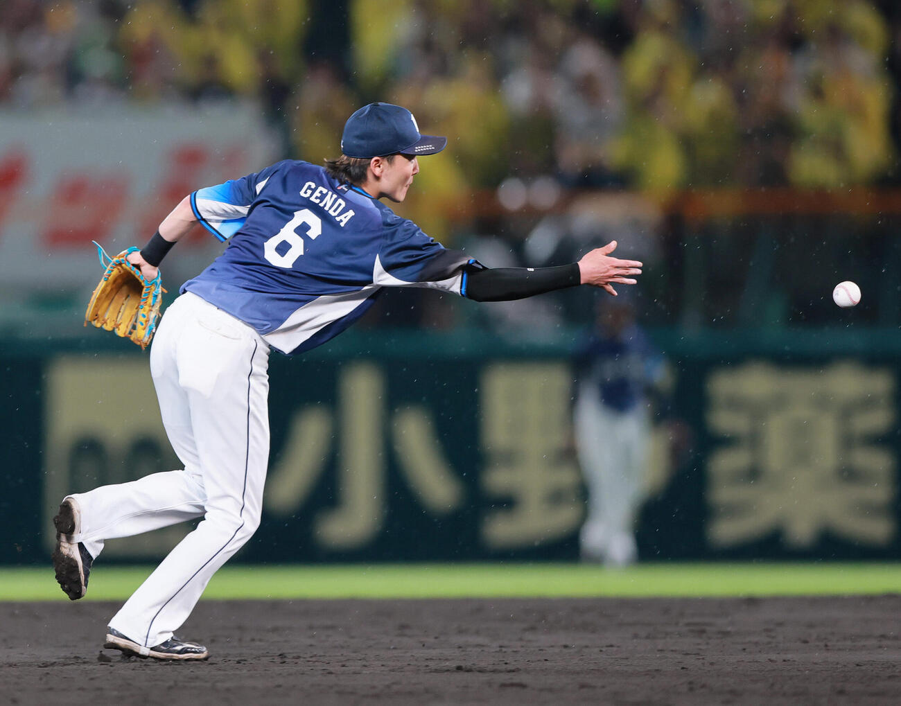 阪神対西武　6回裏阪神無死一塁、源田壮亮は森下翔太を遊ゴロ併殺に仕留める（撮影・上山淳一）