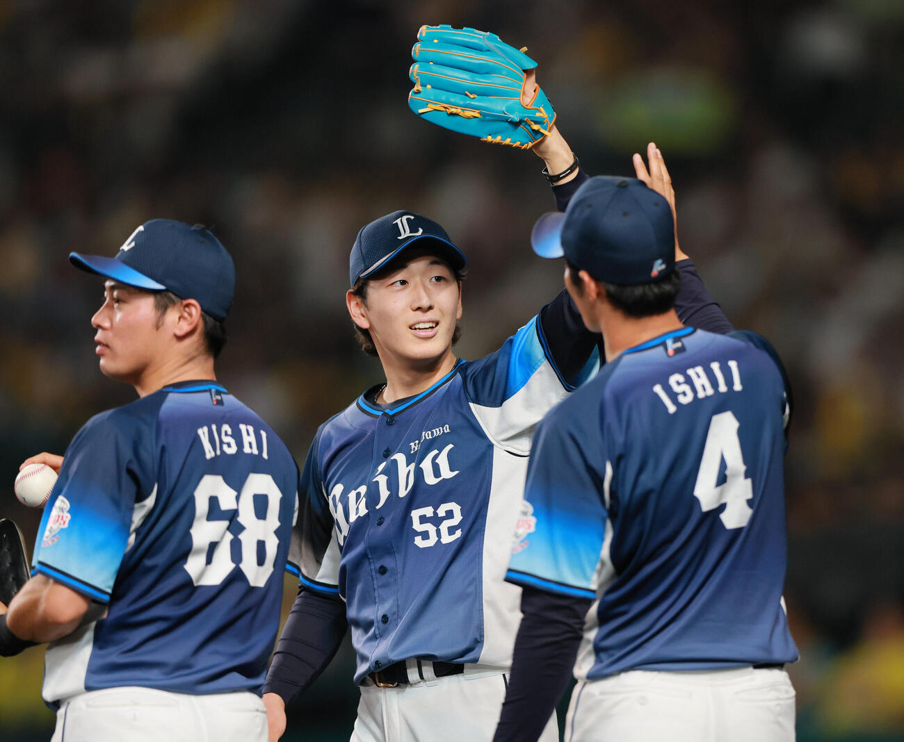 阪神対西武　8回に登板した西武篠原響（中央）は無失点で終えベンチ前で祝福を受ける（撮影・上山淳一）