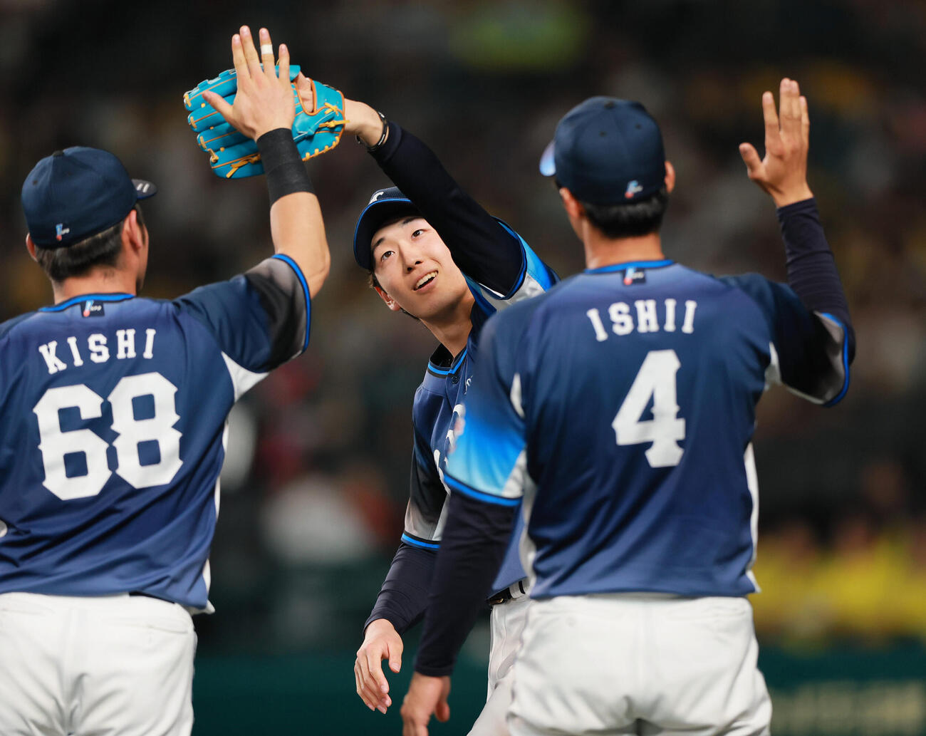 阪神対西武　8回に登板した西武篠原響（中央）は無失点に終えベンチ前で祝福を受ける（撮影・上山淳一）