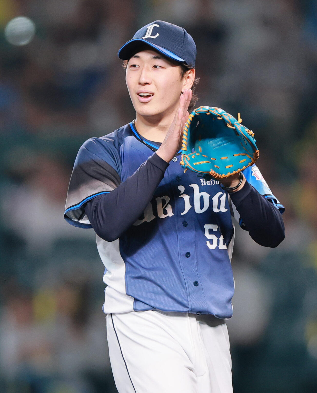 阪神対西武　8回裏阪神2死、篠原響は立石正広の遊ゴロを好捕した源田壮亮に拍手を送る（撮影・上山淳一）