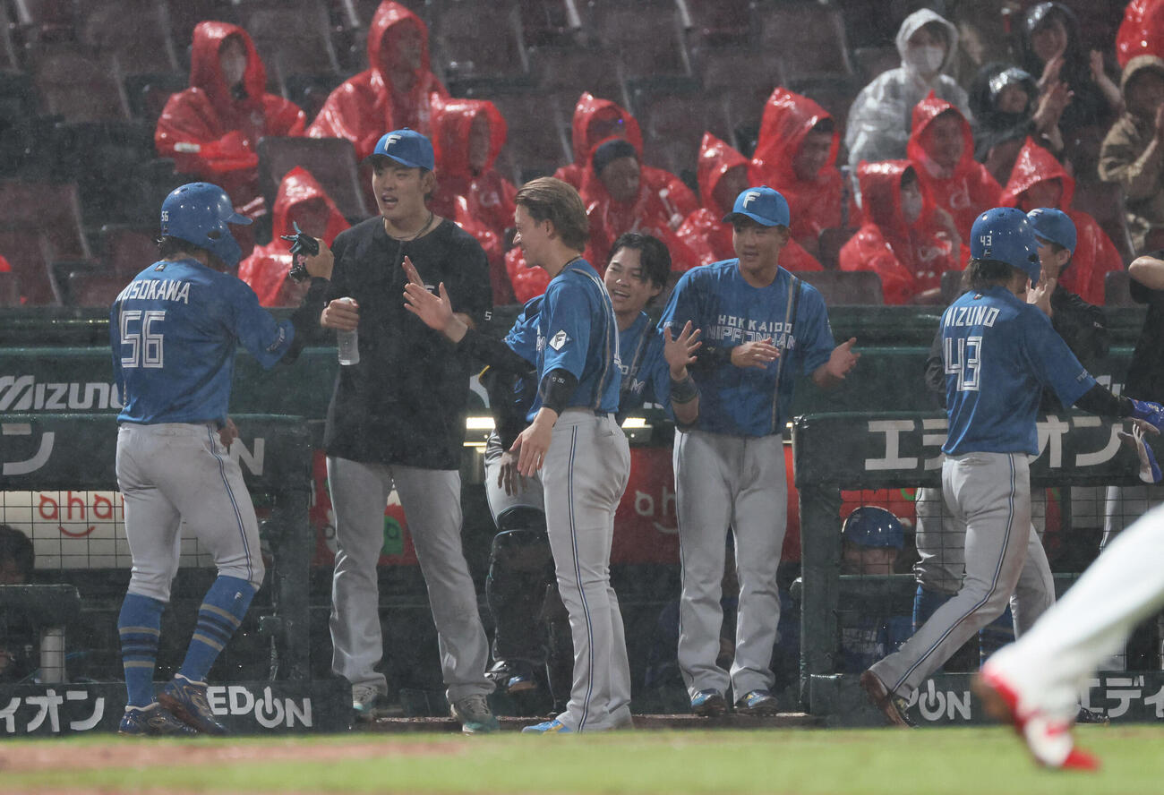 広島対日本ハム　12回表日本ハム2死一、二塁、山県秀の勝ち越しの2点適時二塁打で生還した水野達稀らを迎えるチームメート（撮影・加藤孝規）