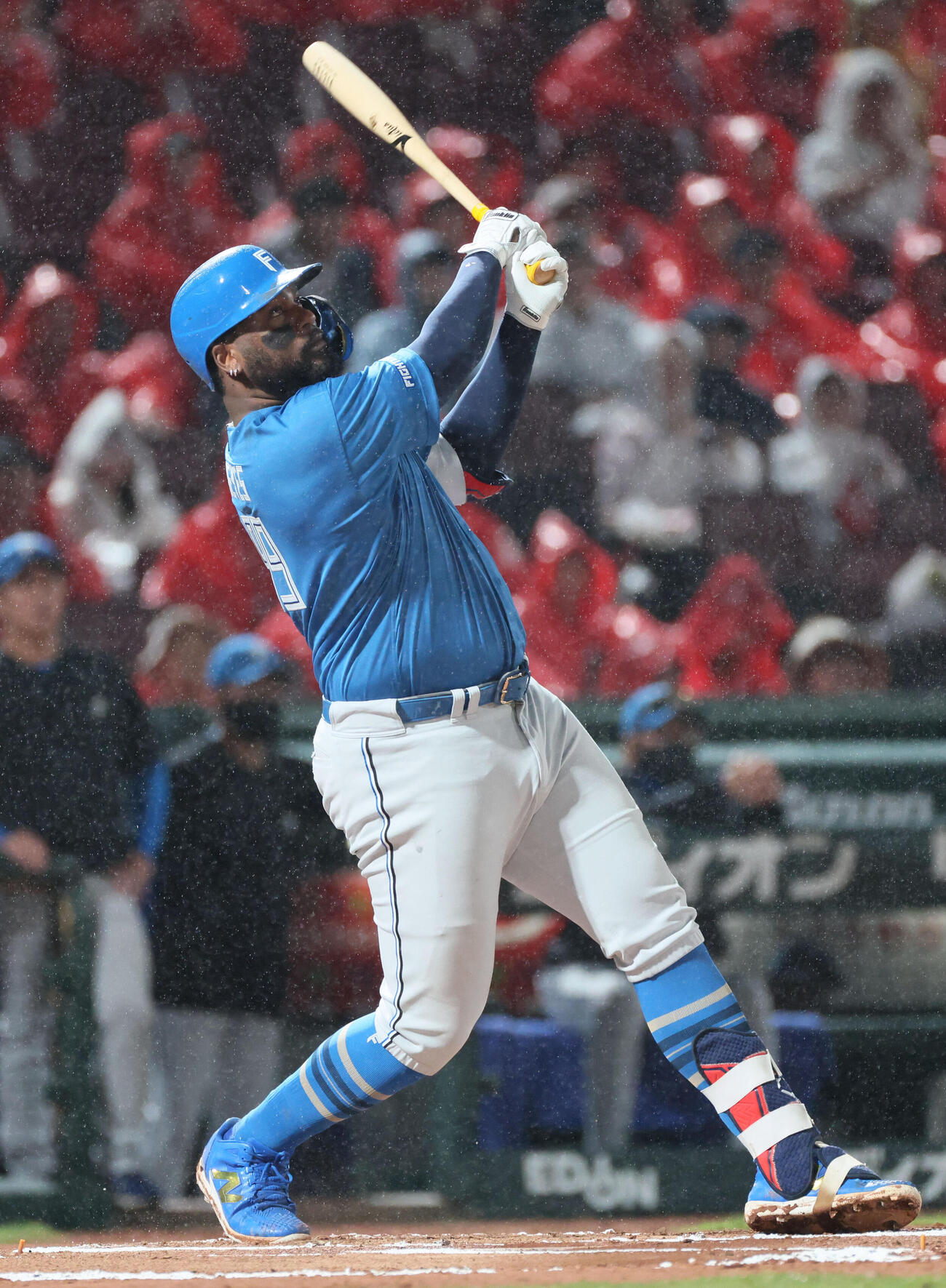 広島対日本ハム　6回表日本ハム1死、フランミル・レイエスは同点右越え本塁打を放つ（撮影・加藤孝規）