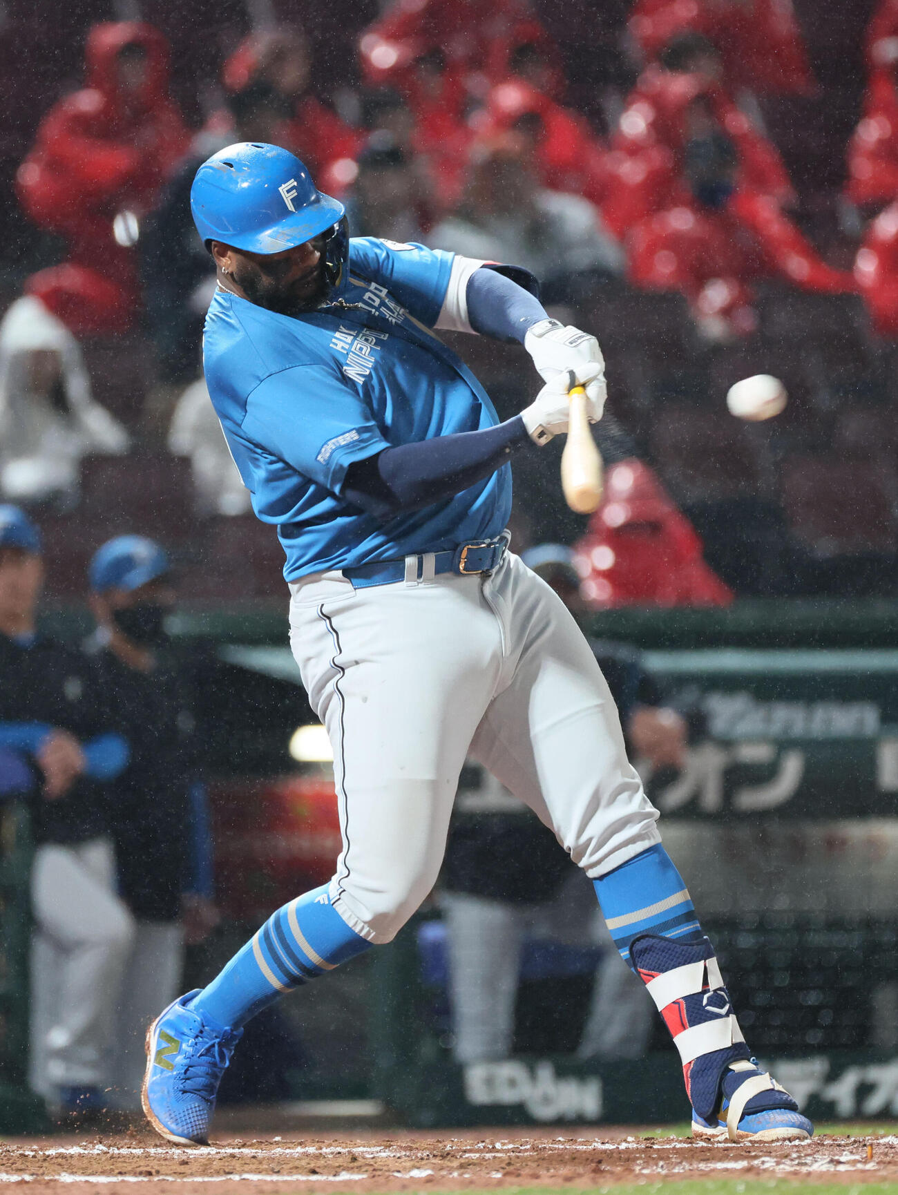 広島対日本ハム　8回表日本ハム1死二塁、フランミル・レイエスは勝ち越しの適時二塁打を放つ（撮影・加藤孝規）