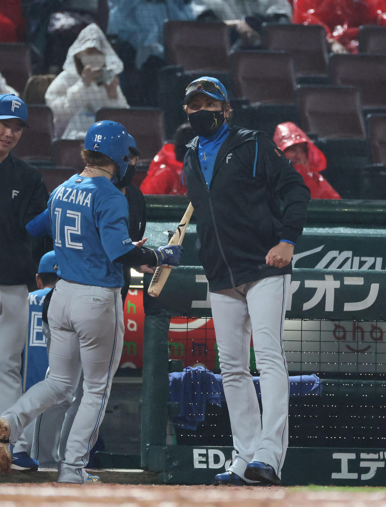 広島対日本ハム　8回表日本ハム1死二塁、フランミル・レイエスの勝ち越しの適時二塁打で生還した矢沢を迎える新庄剛志監督（撮影・加藤孝規）