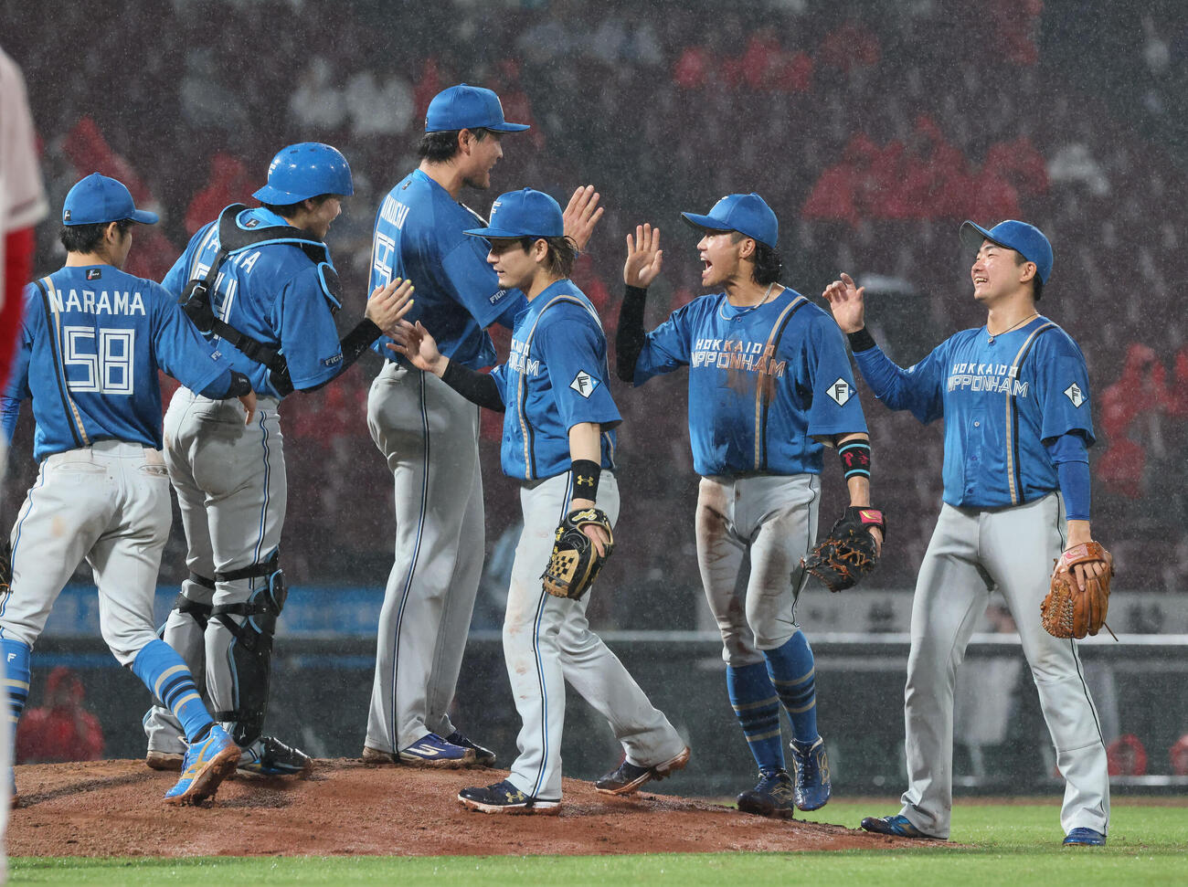 広島対日本ハム　雨の中の延長戦を制した日本ハムナイン（撮影・加藤孝規）