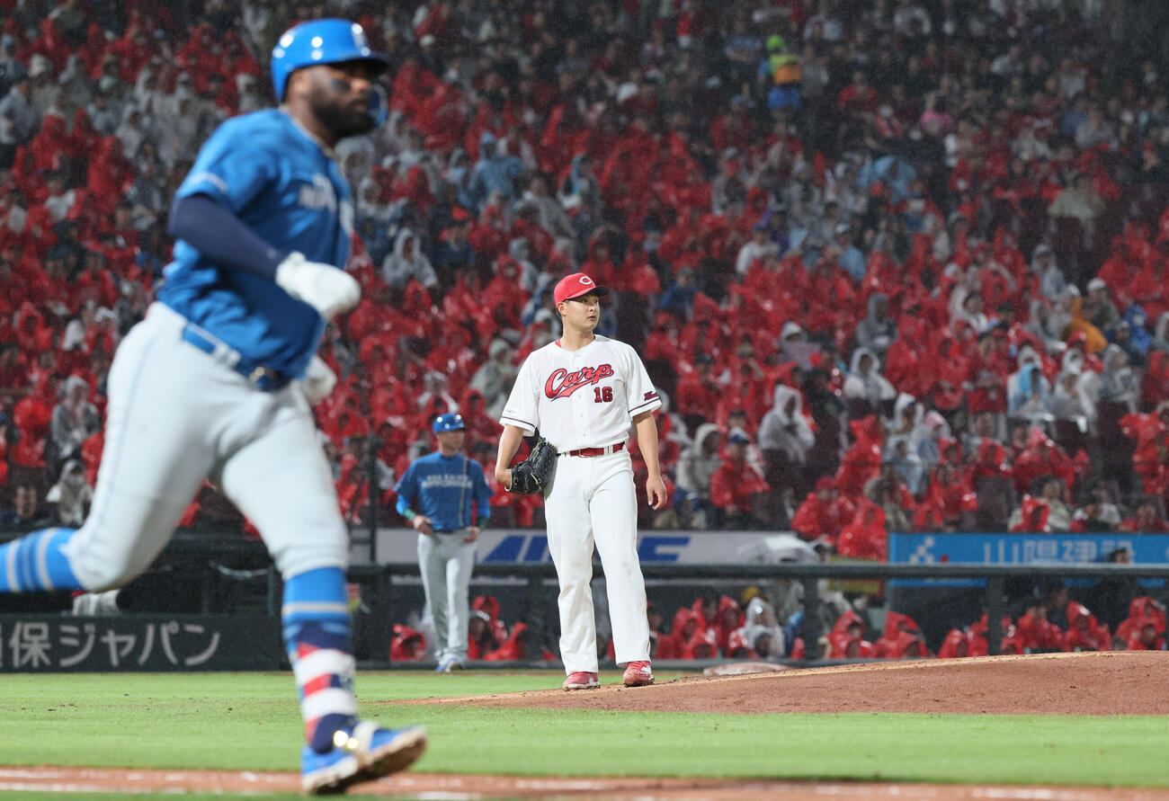 広島対日本ハム　6回表日本ハム1死、フランミル・レイエスに同点右越え本塁打を浴びた森翔平（撮影・加藤孝規）