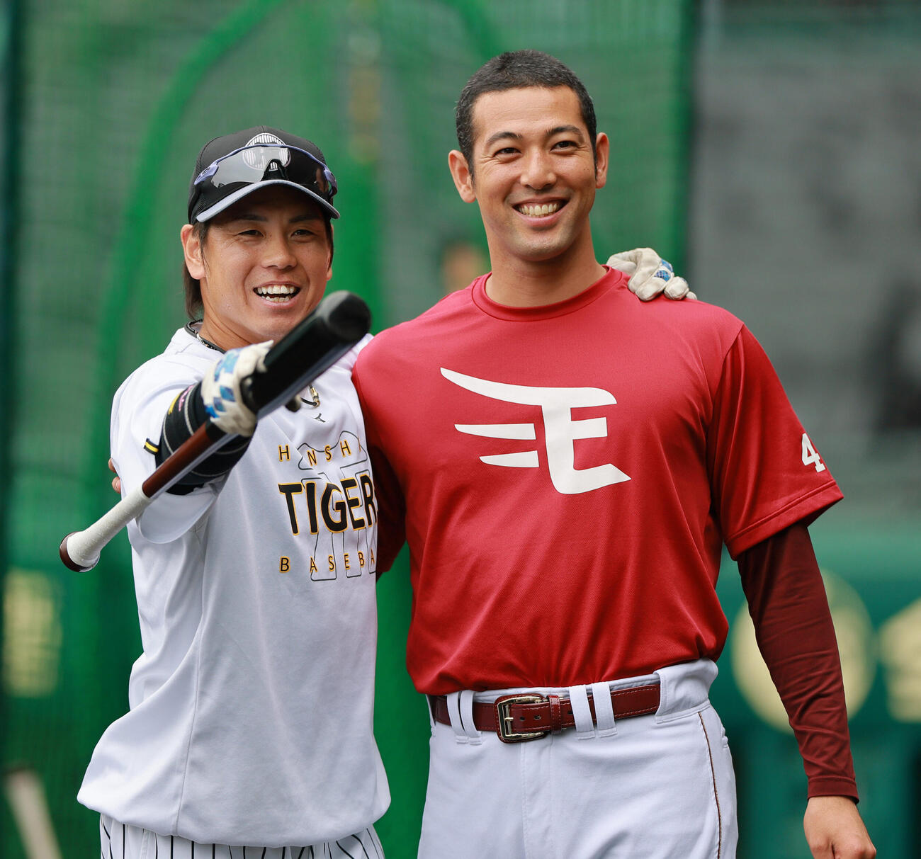 阪神対楽天　試合前、阪神梅野隆太郎（左）と再会し笑顔を見せる楽天加治屋蓮（撮影・上山淳一）