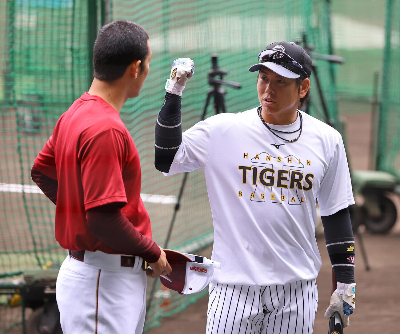 阪神対楽天　加治屋蓮（左）と話をする梅野隆太郎（撮影・上田博志）