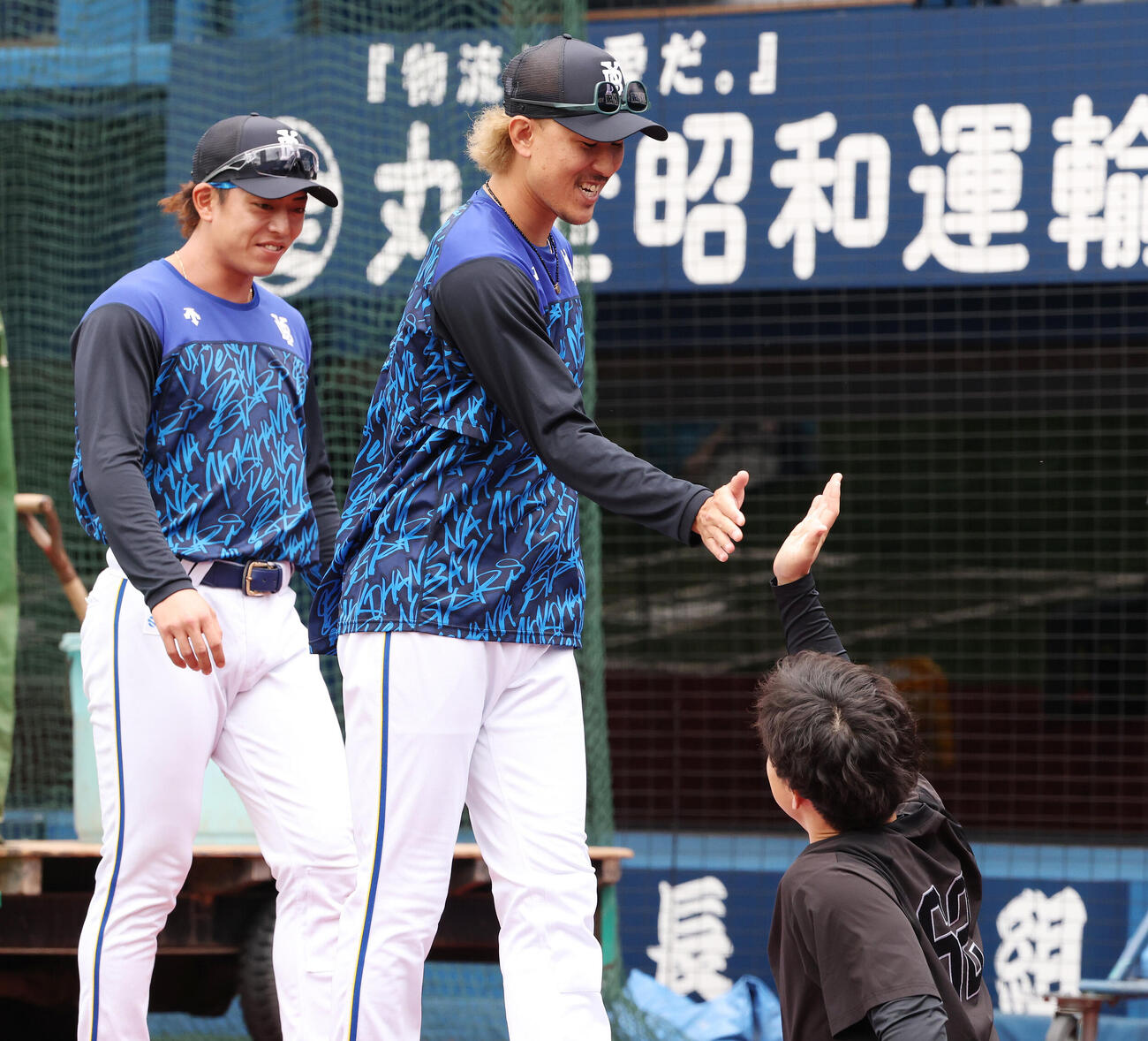 DeNA対ソフトバンク　試合前、ソフトバンク海野隆司（右）とあいさつを交わすDeNA九鬼隆平（左）と三森大貴（撮影・宮地輝）