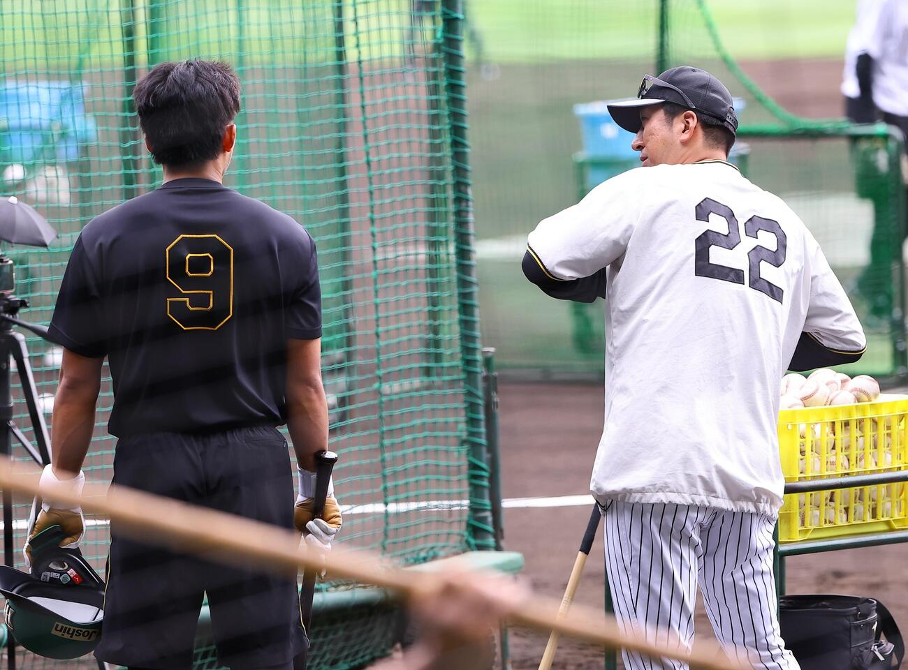阪神対楽天　立石正広（左）に打撃指導をする藤川球児監督（撮影・上田博志）
