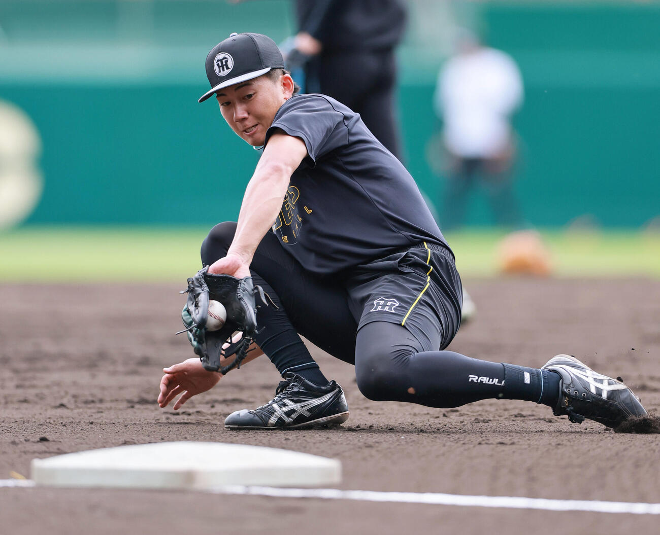 阪神対楽天　試合前の練習でノックを受ける阪神立石正広（撮影・上山淳一）
