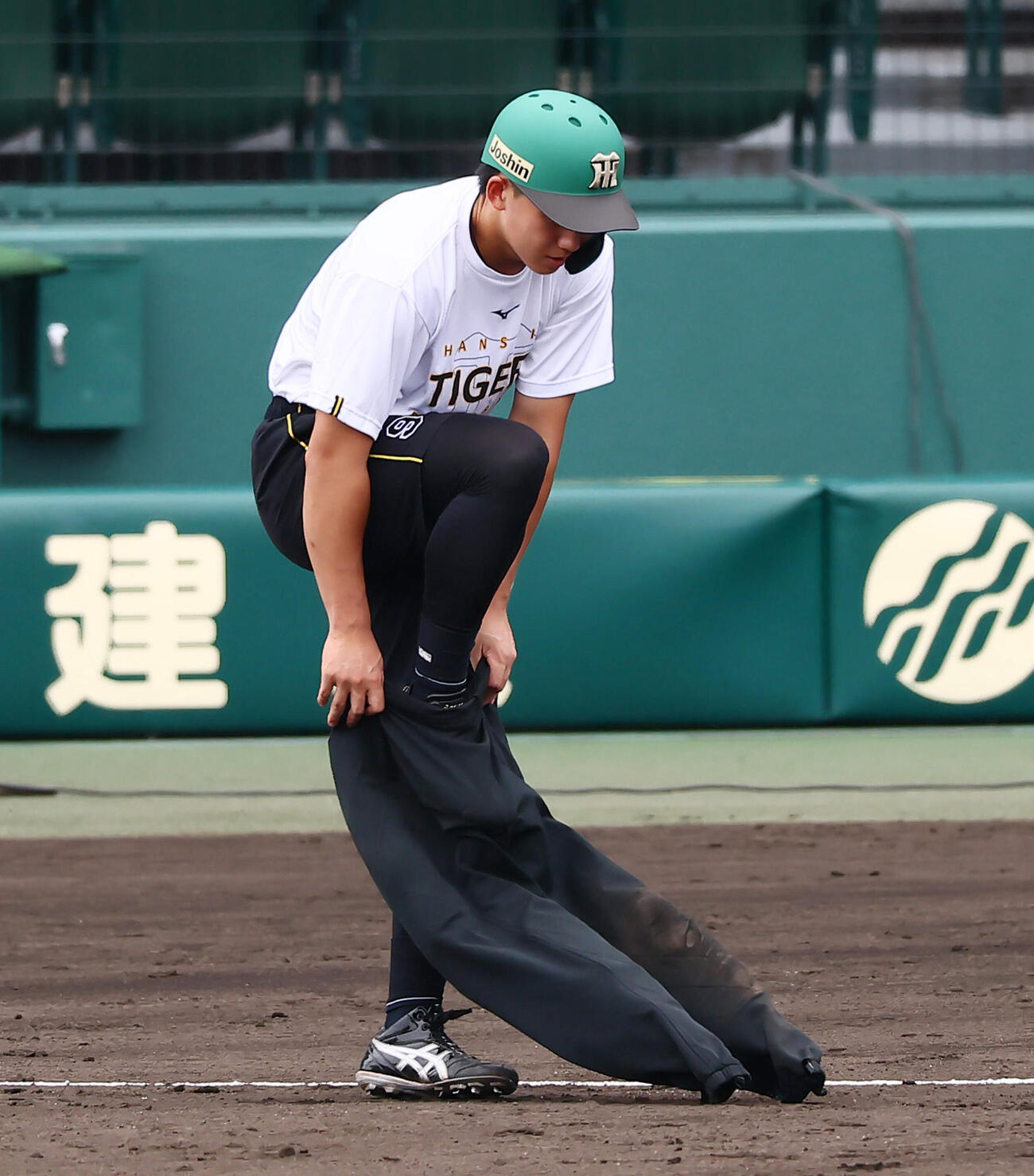 阪神対楽天　練習でスライディング用のズボンを装着する阪神立石正広（撮影・加藤哉）