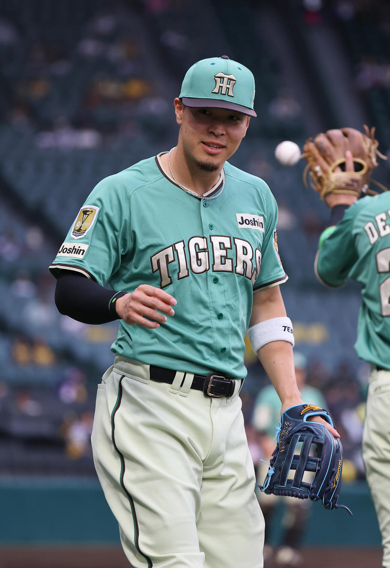 阪神対楽天　STADIUM HEROES DAYのユニホームで登場した佐藤輝明（撮影・上田博志）