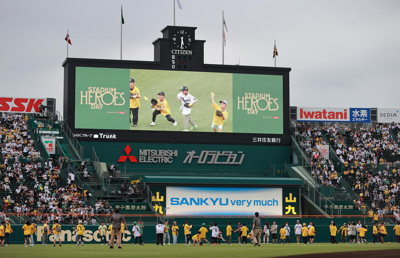 阪神対楽天　「STADIUM HEROES DAY」でキャッチボールする親子（撮影・上山淳一）