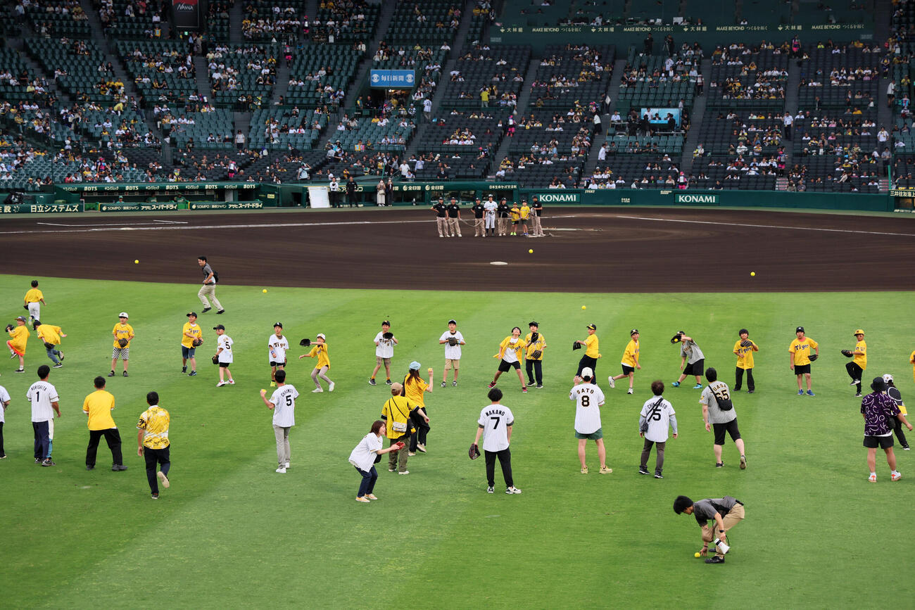 阪神対楽天　「STADIUM HEROES DAY」のイベントとしてグラウンドで親子によるキャッチボールイベントが行われた（撮影・加藤哉）