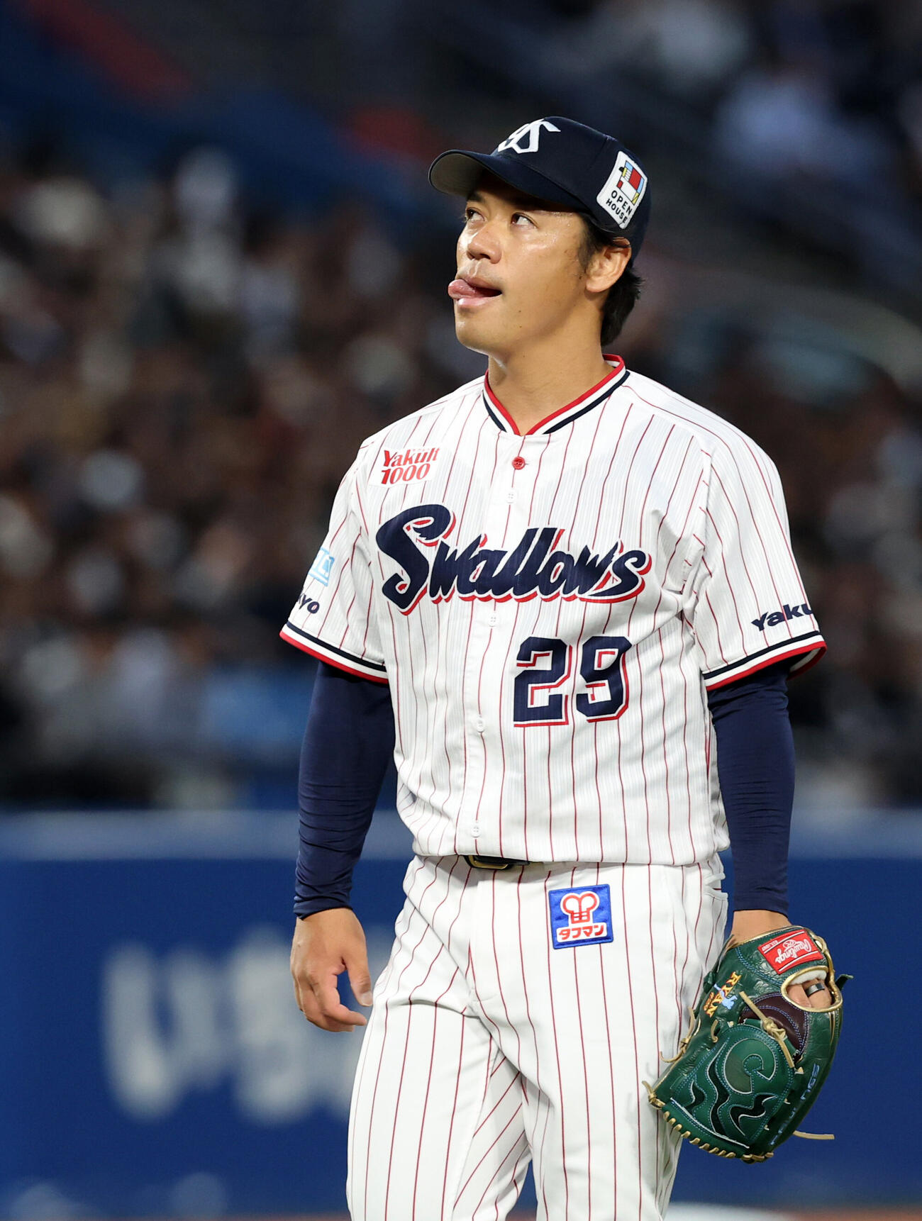 ヤクルト対ロッテ　3回表ロッテに追加点を与え悔しそうに舌を出して引き揚げる小川泰弘（26年6月4日撮影）
