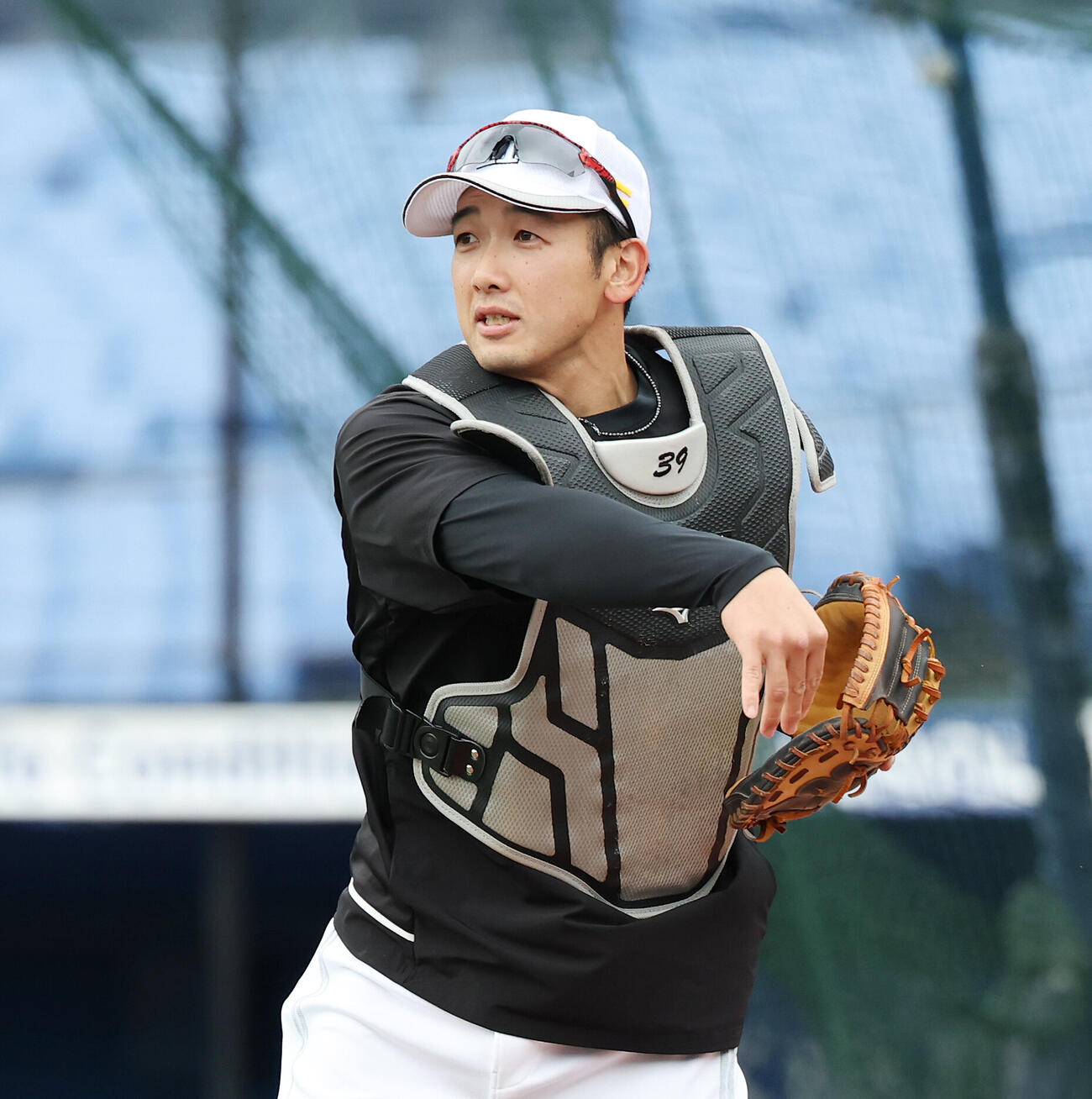 DeNA対ソフトバンク　試合前、シートノックを受けるソフトバンク山本祐大（撮影・宮地輝）
