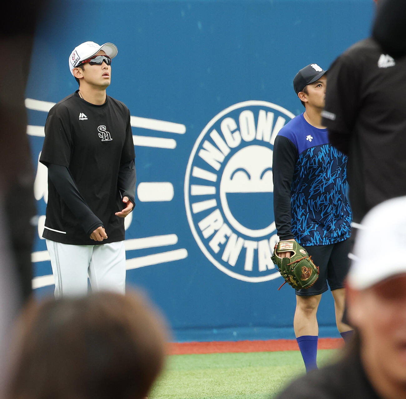 DeNA対ソフトバンク　試合前、DeNA東克樹（右）と言葉を交わしたソフトバンク山本祐大（撮影・宮地輝）