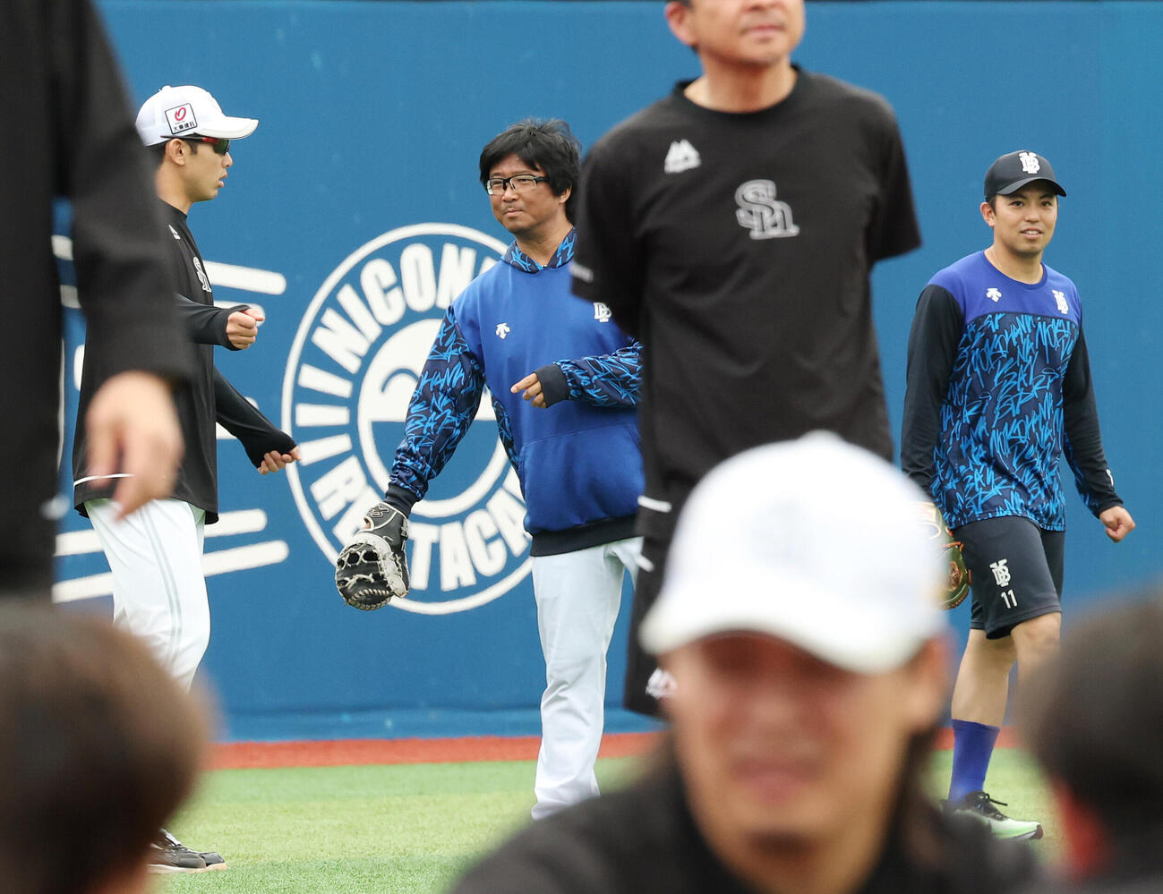 DeNA対ソフトバンク　試合前、DeNA東克樹（右）と言葉を交わしたソフトバンク山本祐大（撮影・宮地輝）