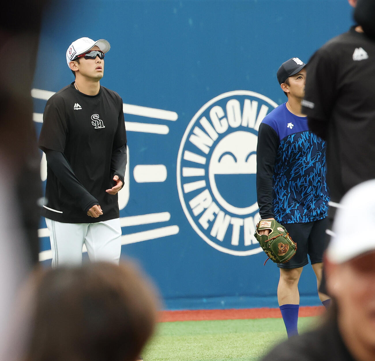 DeNA対ソフトバンク　試合前、DeNA東克樹（右）と言葉を交わしたソフトバンク山本祐大（撮影・宮地輝）