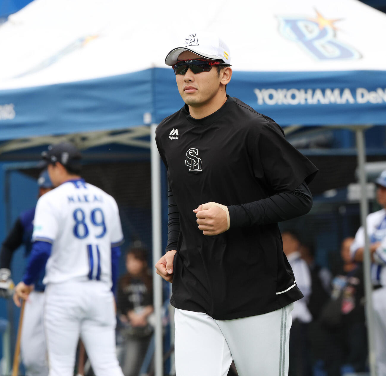 DeNA対ソフトバンク　試合前、左手にテープを巻いて練習に臨むソフトバンク山本祐大（撮影・宮地輝）