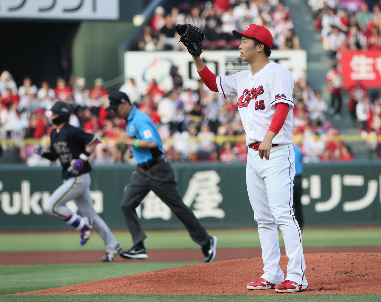 広島対オリックス　1回表オリックス無死、中川圭太に先制左越え本塁打を浴びた広島先発の玉村昇悟（撮影・加藤孝規）