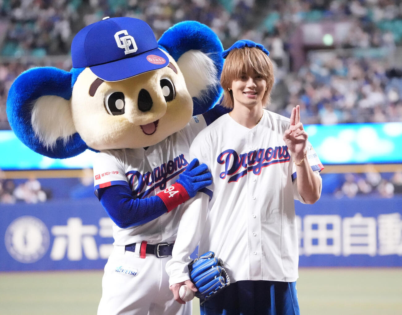 中日対西武　試合前、セレモニアルピッチを行いドアラとポーズを決める佐野勇斗（撮影・森本幸一）