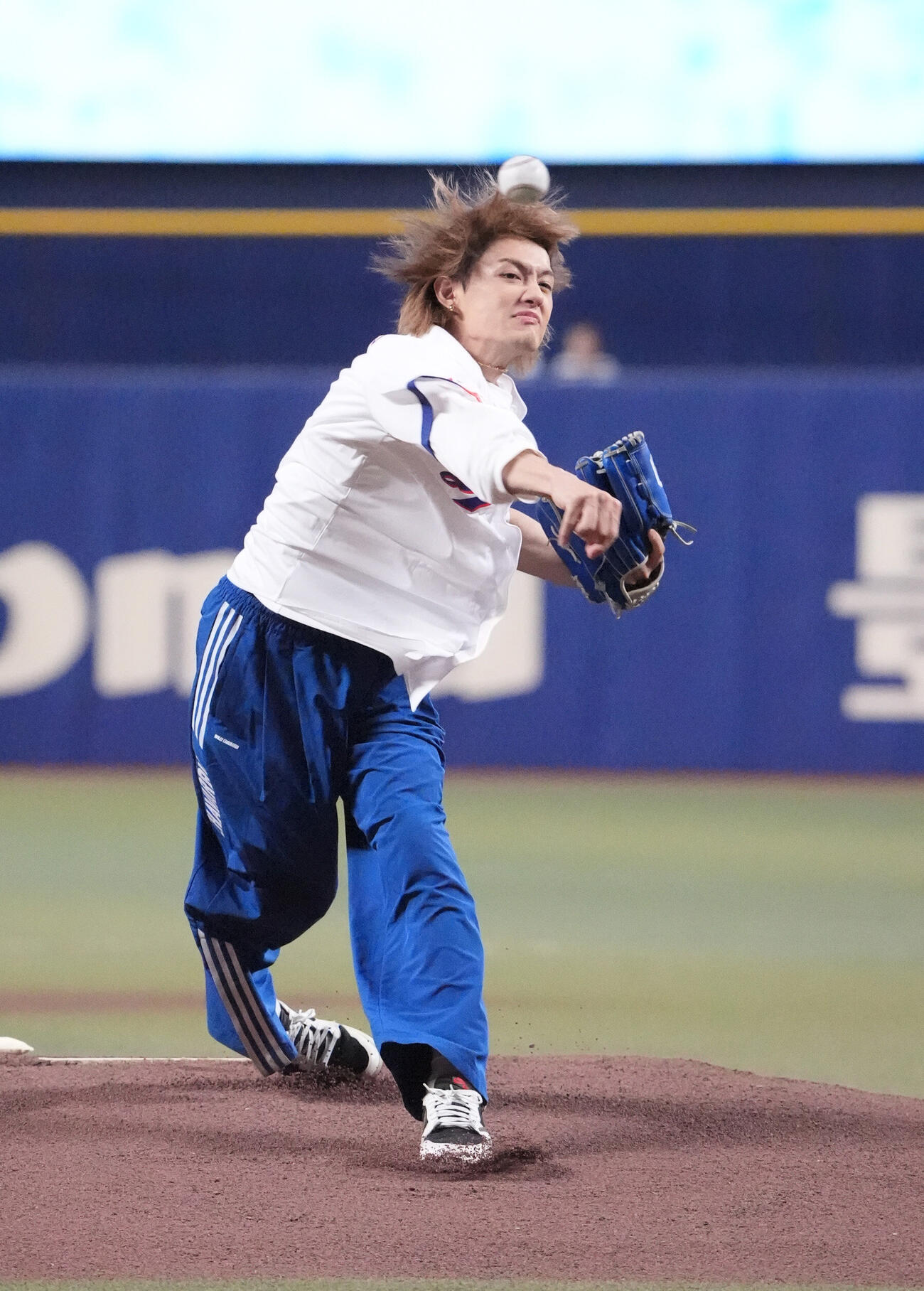 中日対西武　試合前、セレモニアルピッチを行う佐野勇斗（撮影・森本幸一）