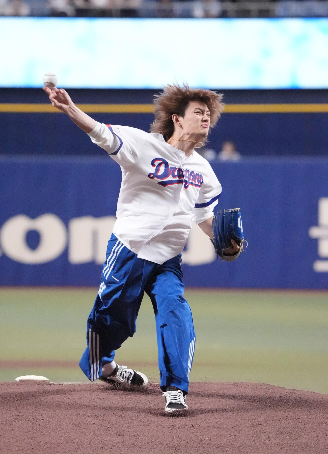 中日対西武　試合前、セレモニアルピッチを行う佐野勇斗（撮影・森本幸一）