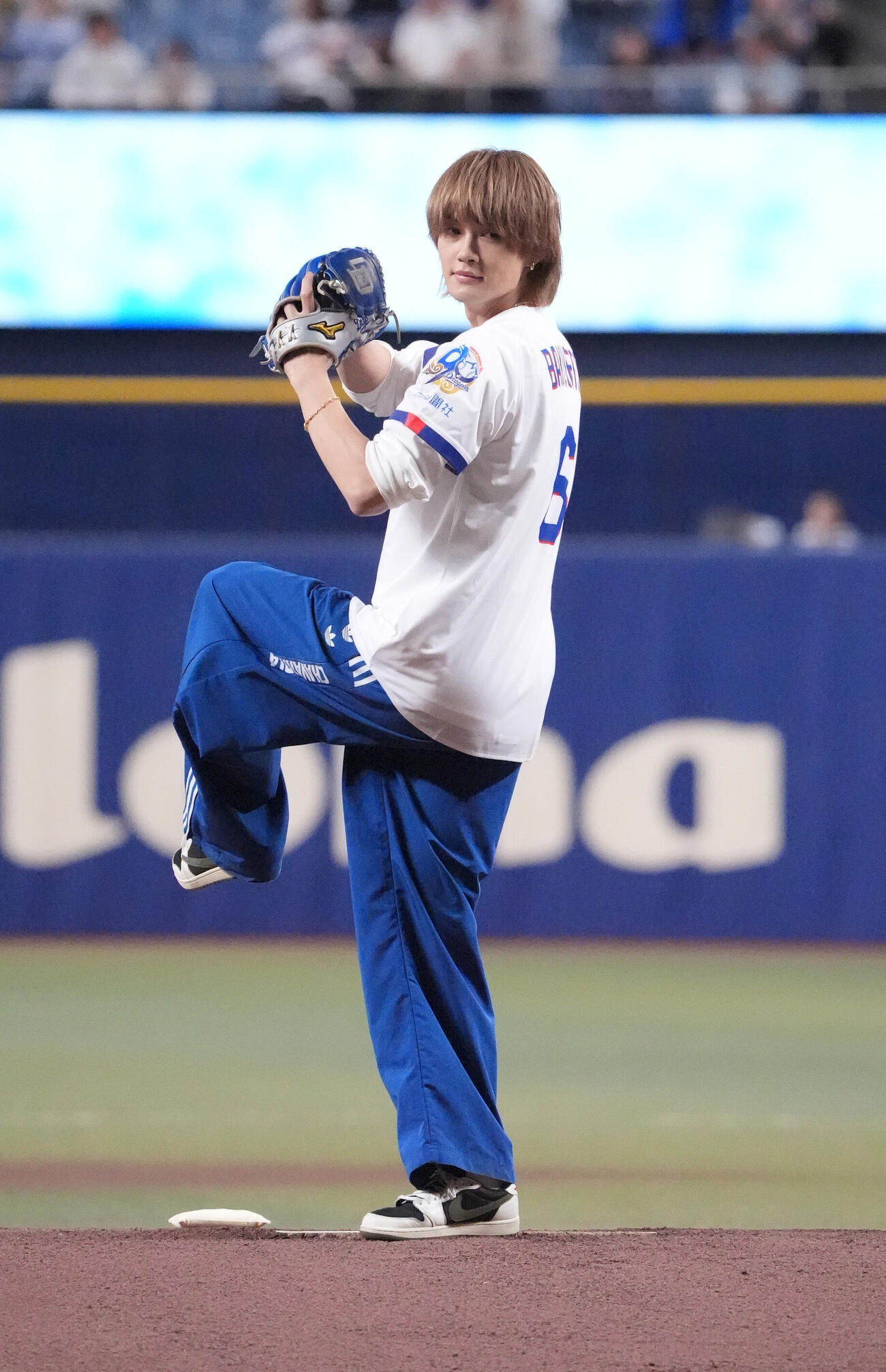 中日対西武　試合前、セレモニアルピッチを行う佐野勇斗（撮影・森本幸一）