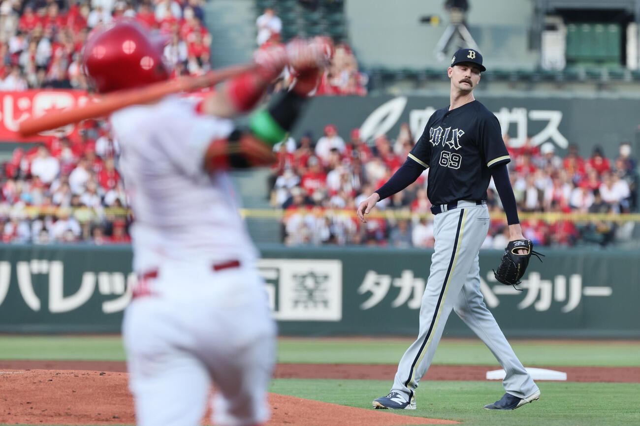 広島対オリックス　1回裏広島1死、身長差50センチのNPB1の身長差対決はショーン・ジェリーが勝田成を投ゴロに仕留める（撮影・加藤孝規）