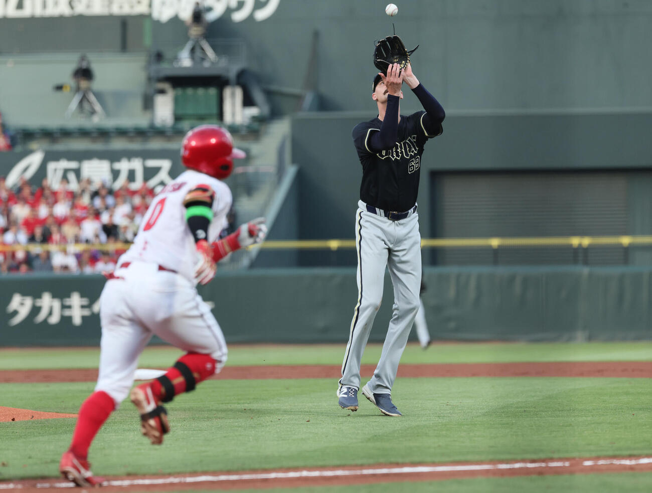 広島対オリックス　1回裏広島1死、身長差50センチのNPB1の身長差対決は、ショーン・ジェリーが勝田成を投ゴロに仕留める（撮影・加藤孝規）
