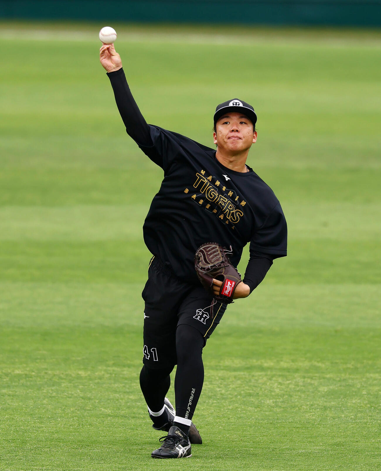 阪神対楽天　練習でキャッチボールする阪神村上頌樹（撮影・加藤哉）