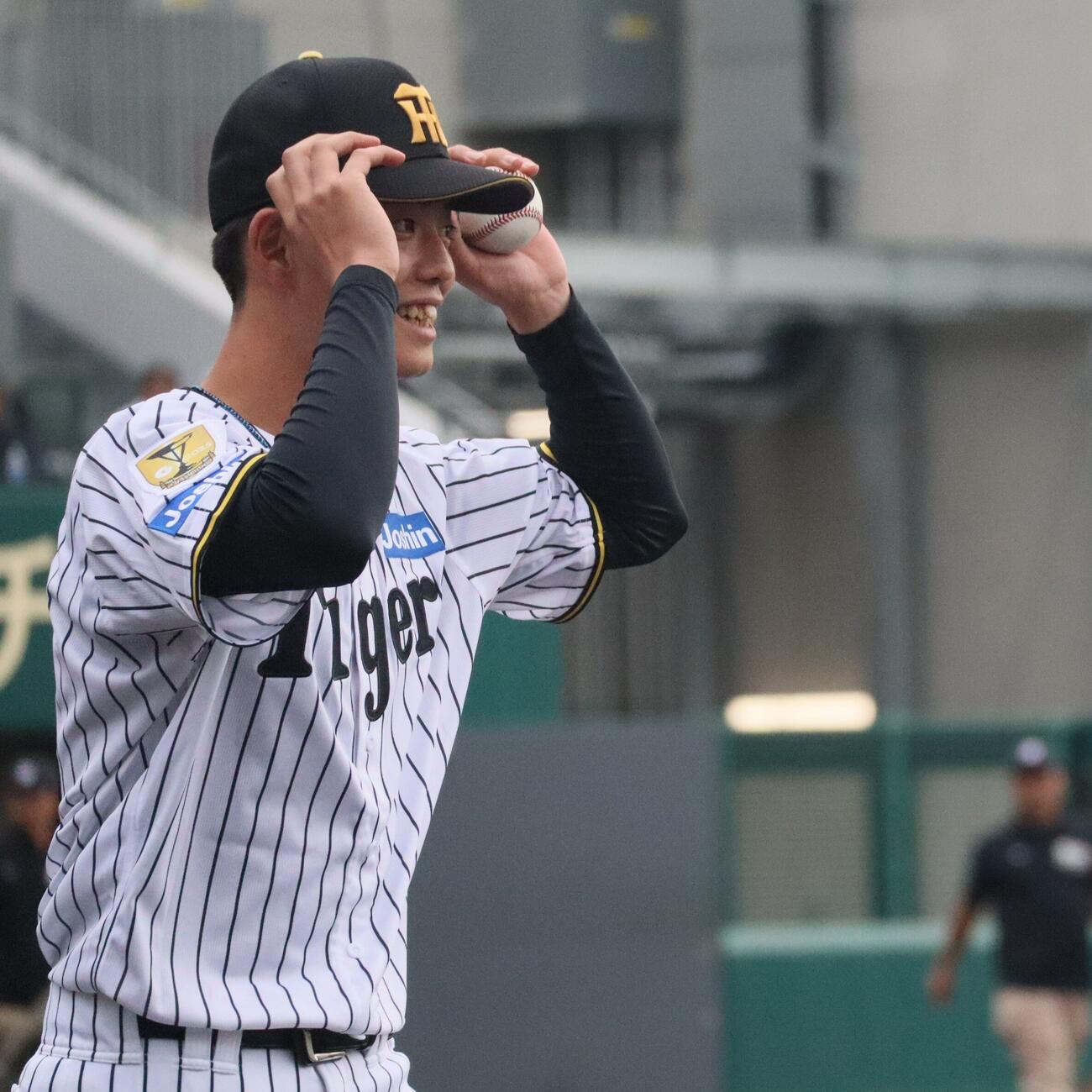 ファーム・リーグ西地区オリックス戦で初勝利を挙げ、ウイニングボールを手に笑顔の早瀬朔投手（撮影・村松万里子）