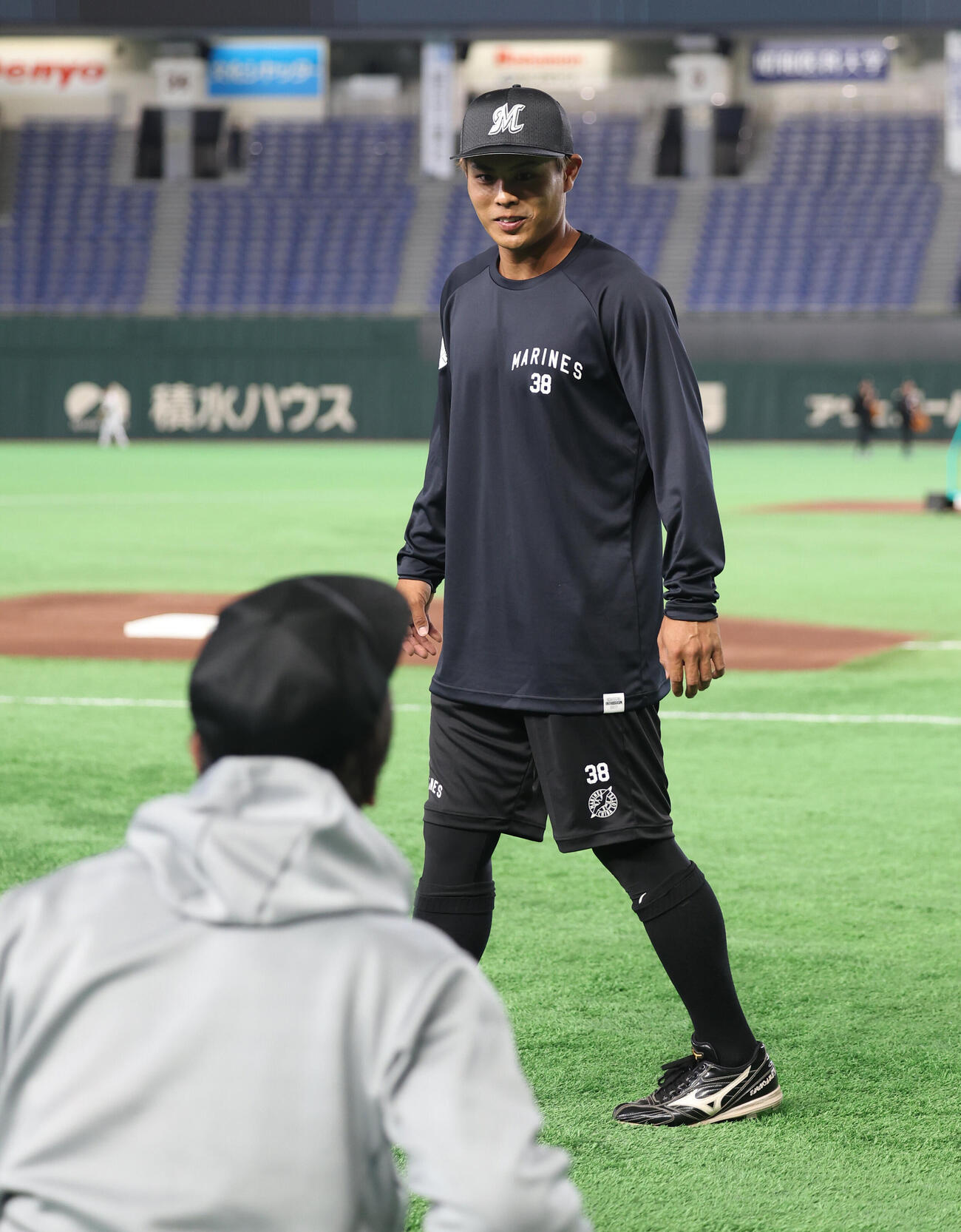巨人対ロッテ　試合前、支配下選手契約を結び1軍に合流したロッテ山崎剛（撮影・水谷安孝）