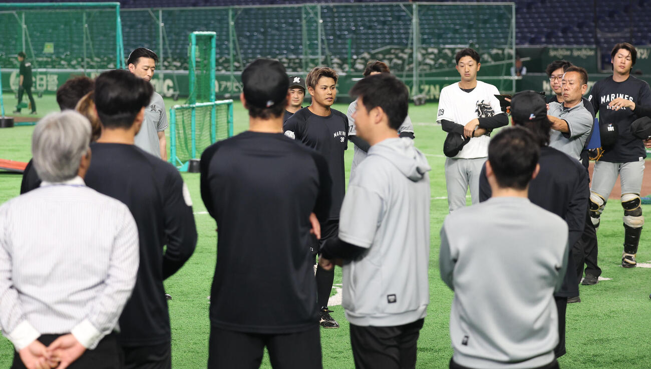 巨人対ロッテ　試合前、支配下選手契約を結び1軍に合流したロッテ山崎剛（中央）はチームメートにあいさつをする（撮影・水谷安孝）