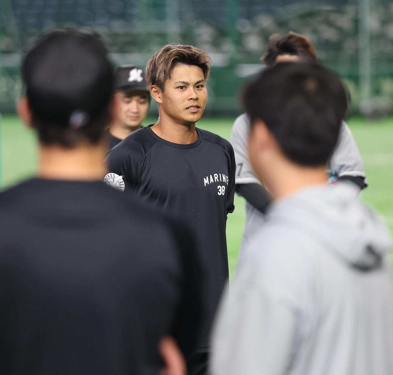 巨人対ロッテ　試合前、支配下選手契約を結び1軍に合流したロッテ山崎剛（中央）はチームメートにあいさつをする（撮影・水谷安孝）