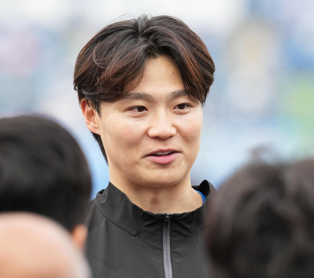 ヤクルト対日本ハム　試合前の練習を終え報道陣の取材に応える日本ハム山崎福也（撮影・小沢裕）