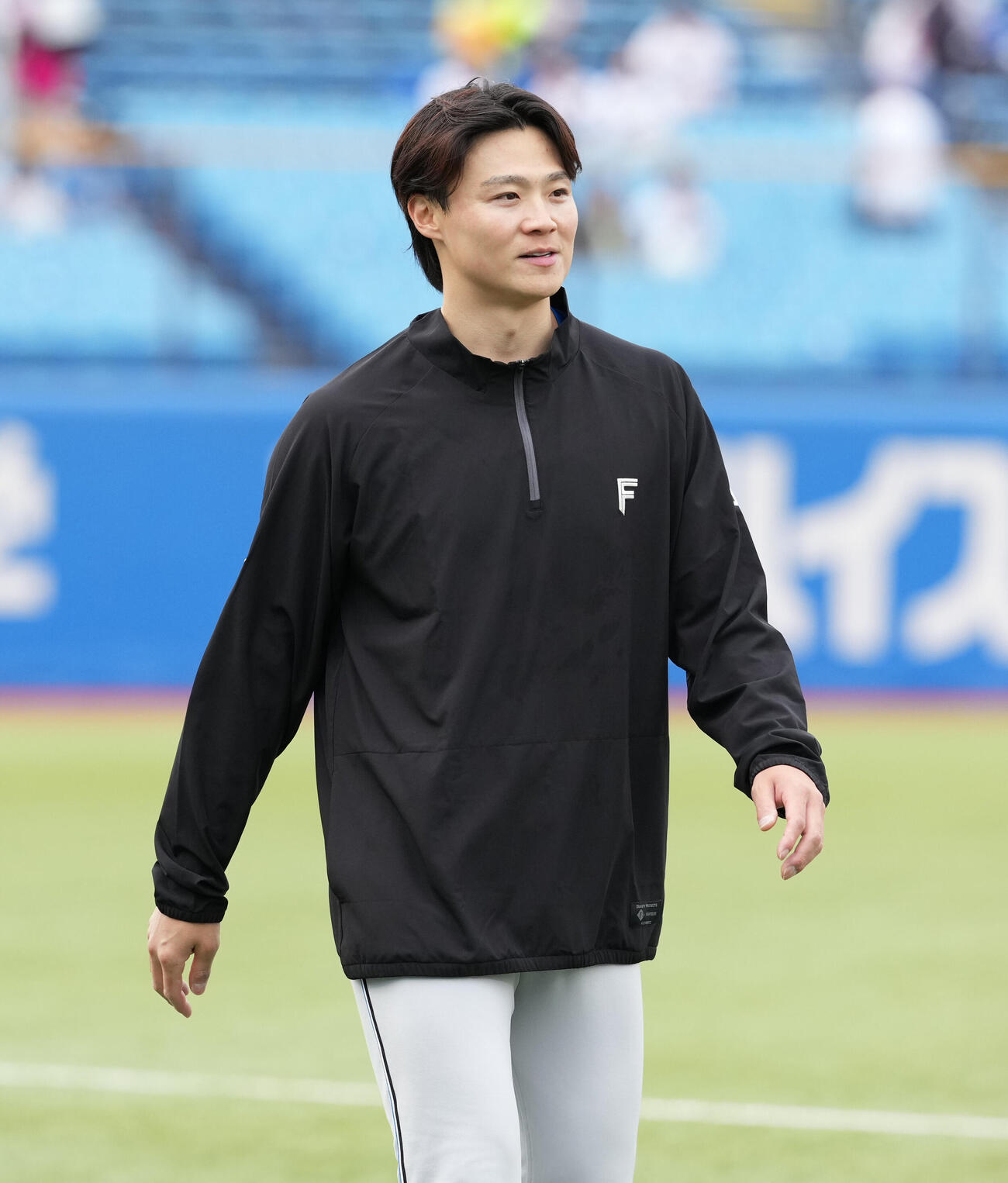 ヤクルト対日本ハム　試合前の練習を終え引き揚げる日本ハム山崎福也（撮影・小沢裕）