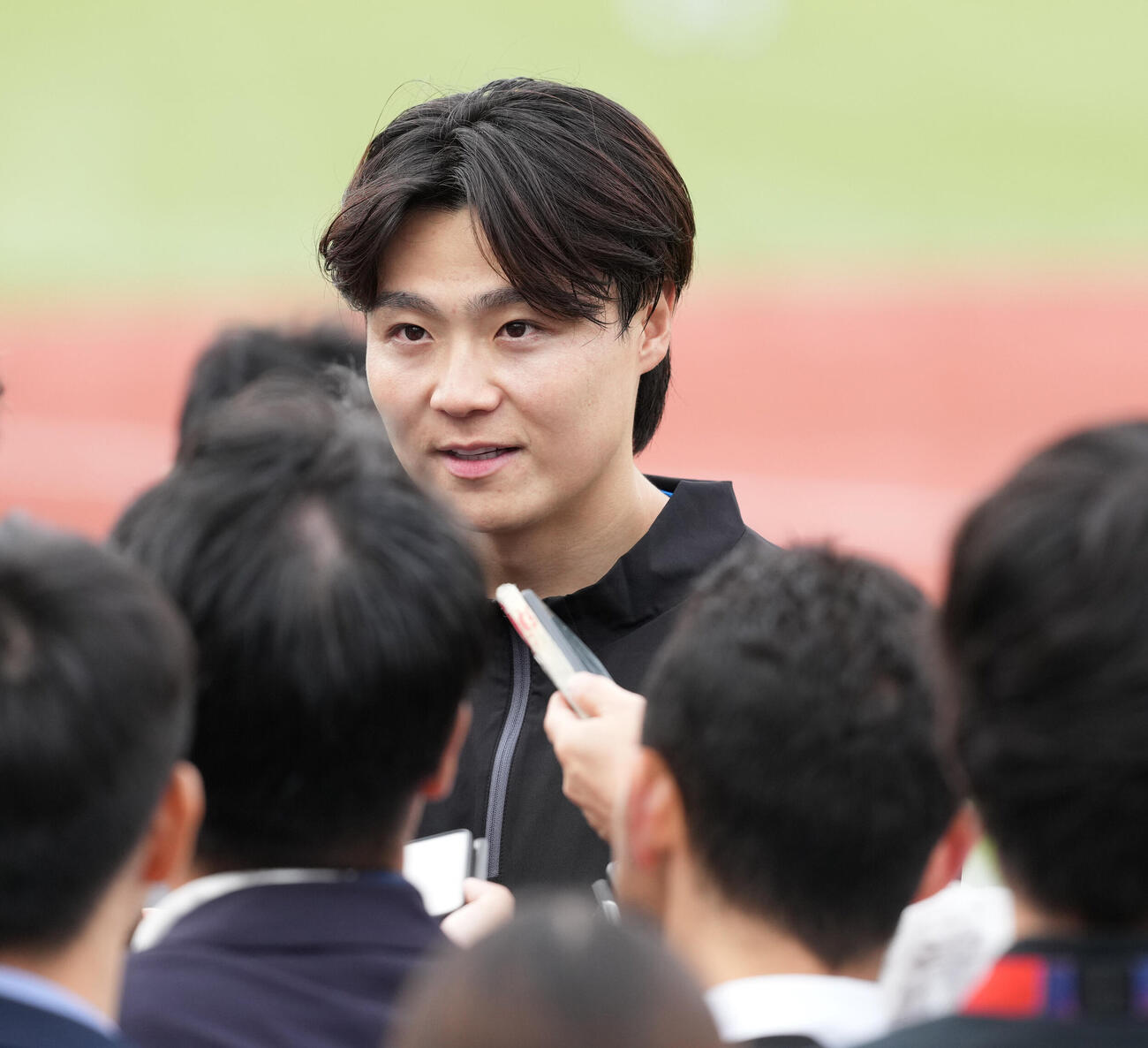 ヤクルト対日本ハム　試合前の練習を終え報道陣の取材に応える日本ハム山崎福也（撮影・小沢裕）