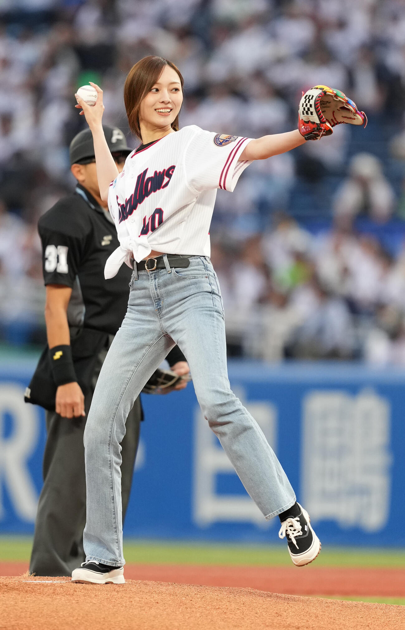 ヤクルト対日本ハム　始球式に臨む梅澤美波（撮影・小沢裕）